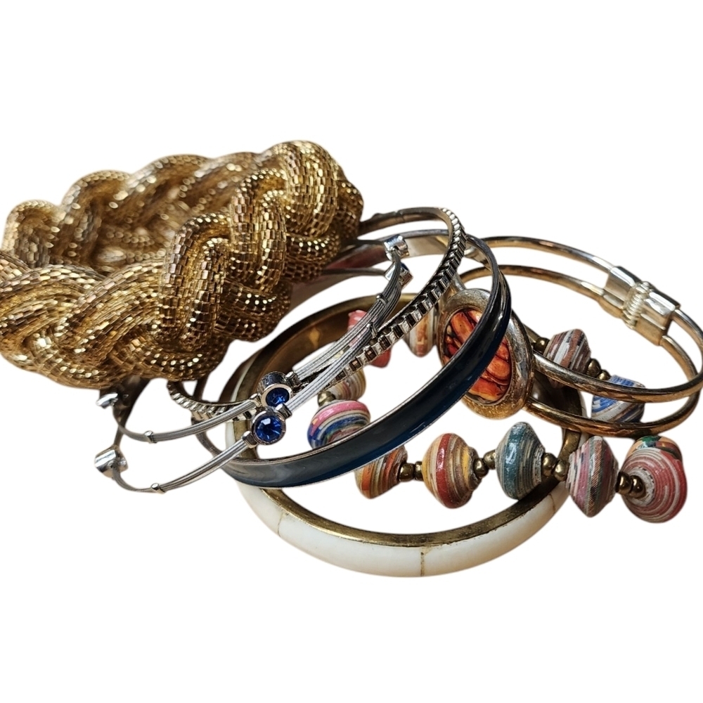 Bracelets, Lot Of 8. Mixed Media And Variety Of Colors